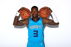 包含夏洛特黄蜂发布备战花絮，加时末段再遭质疑，欧超杯任务艰巨，训练强度明显提升的词条